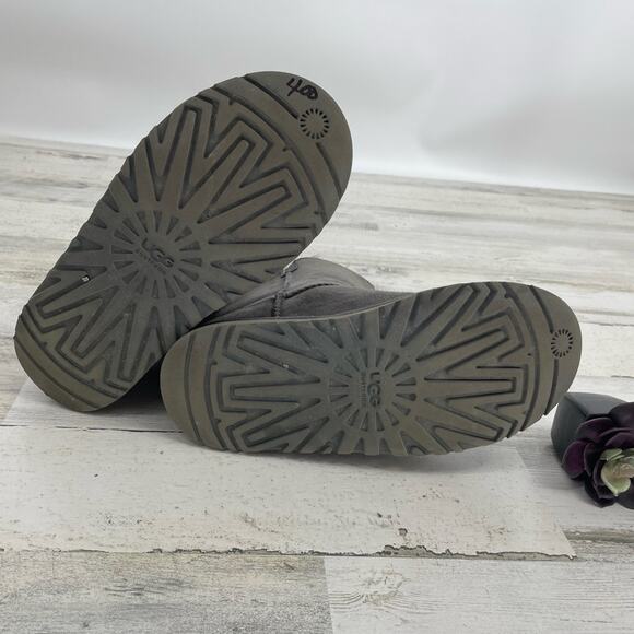 Ugg Grey Suede/Leather Sherpa Lined Slip On Bailey Button Ankle Booties Size 6 - Picture 6 of 7